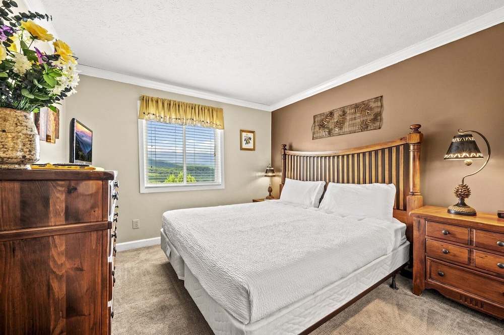 Pinewood Escape | Sleeps 6 Full Kitchen Indoor Pool Mountains Views photo 2