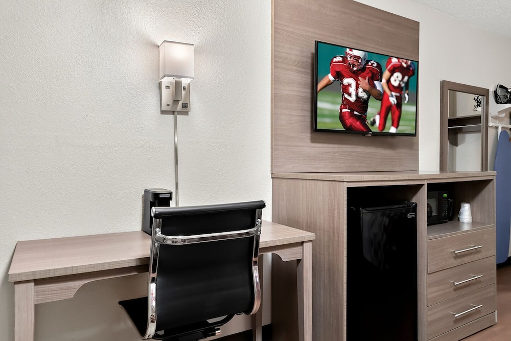 Superior Room, 1 Queen Bed, Non Smoking (Ada, Roll-In Shower) - Photo 3