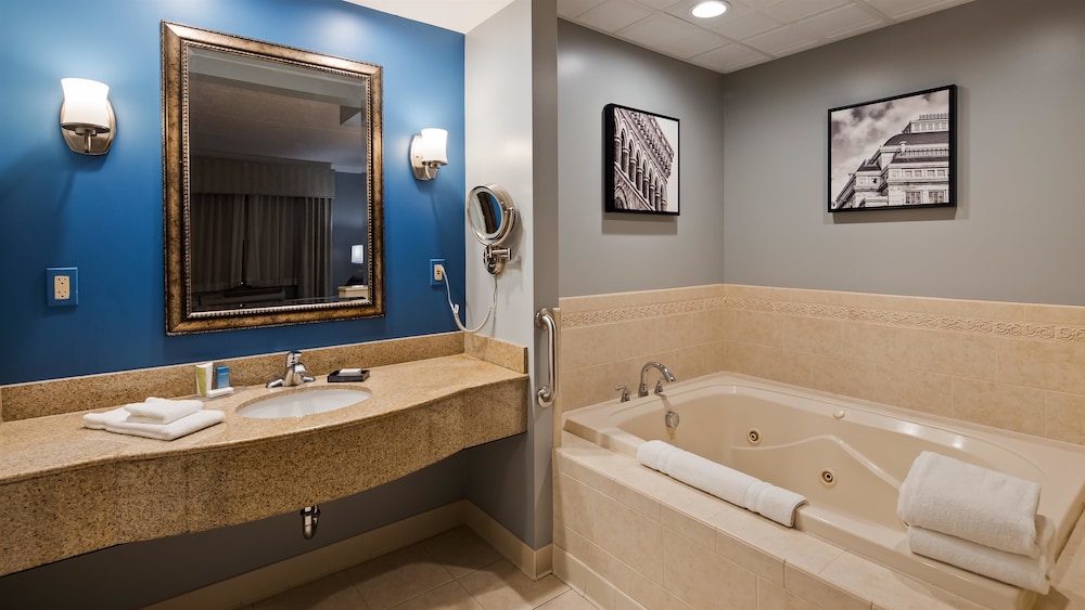 Suite, 1 King Bed, Non Smoking, Refrigerator & Microwave (With Sofabed) - Photo 4