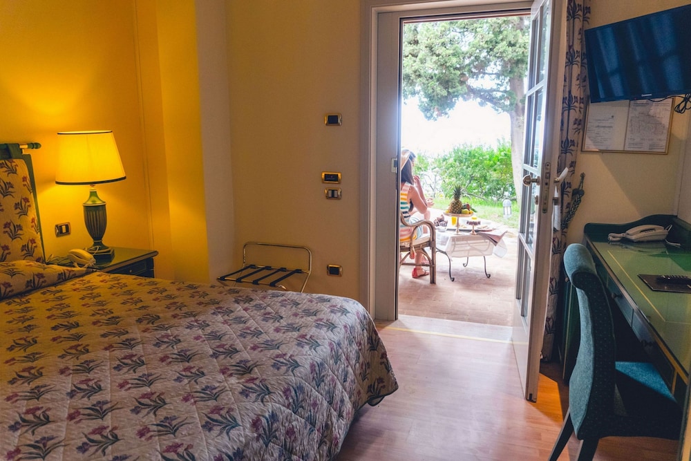 Basic Double or Twin Room - Photo 3
