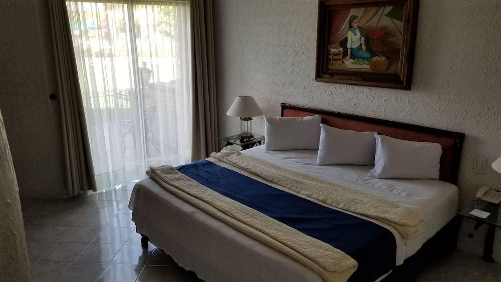 Standard Double Room, 1 King Bed, Garden View photo 2