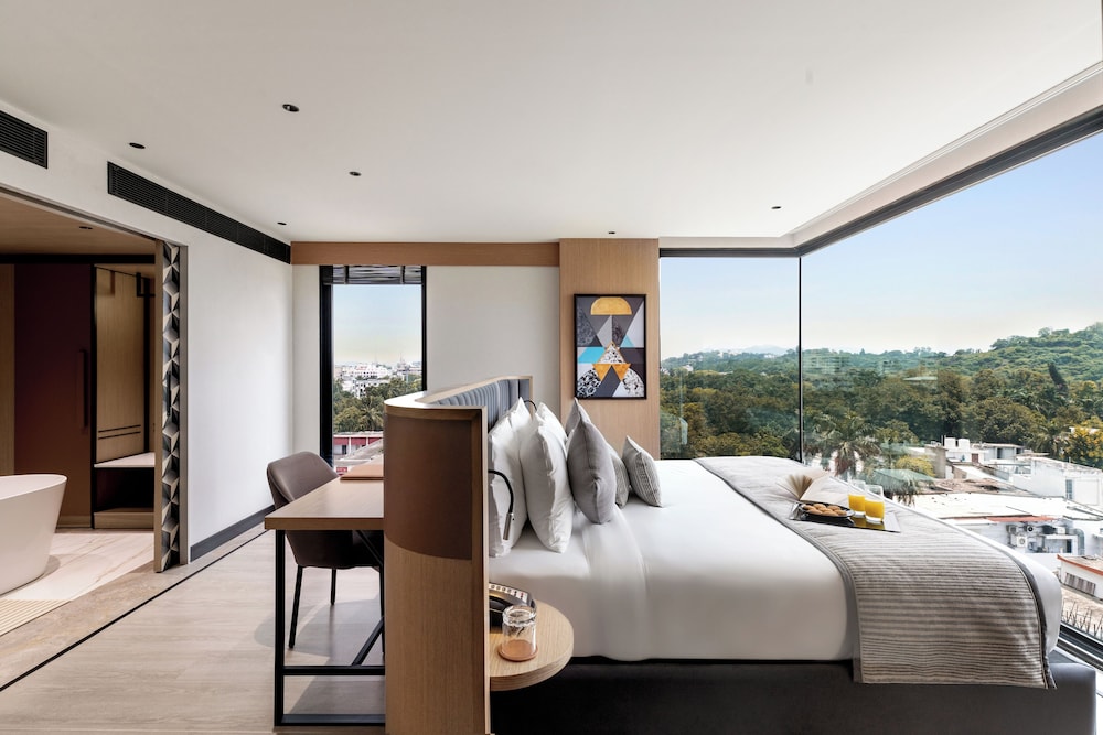 Suite - Photo 25