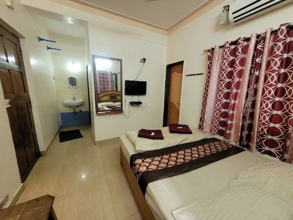 Double Bed Non AC Room - Photo 6
