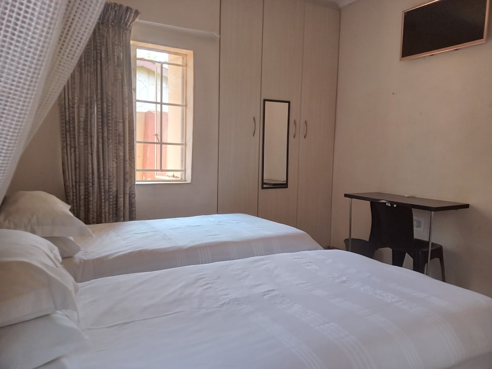 Basic Twin Room photo 1