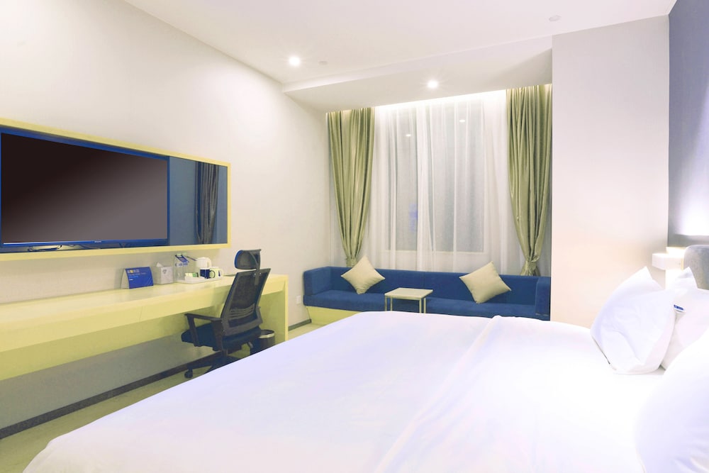 Standard Room, 1 King Bed (Extra Floor Space) photo 1