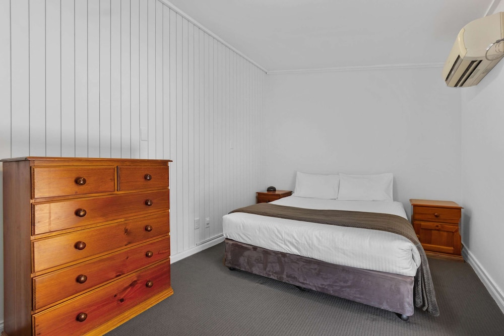 Standard Room, Non Smoking (1 Queen, 1 Full & 1 Twin Bed) - Photo 8