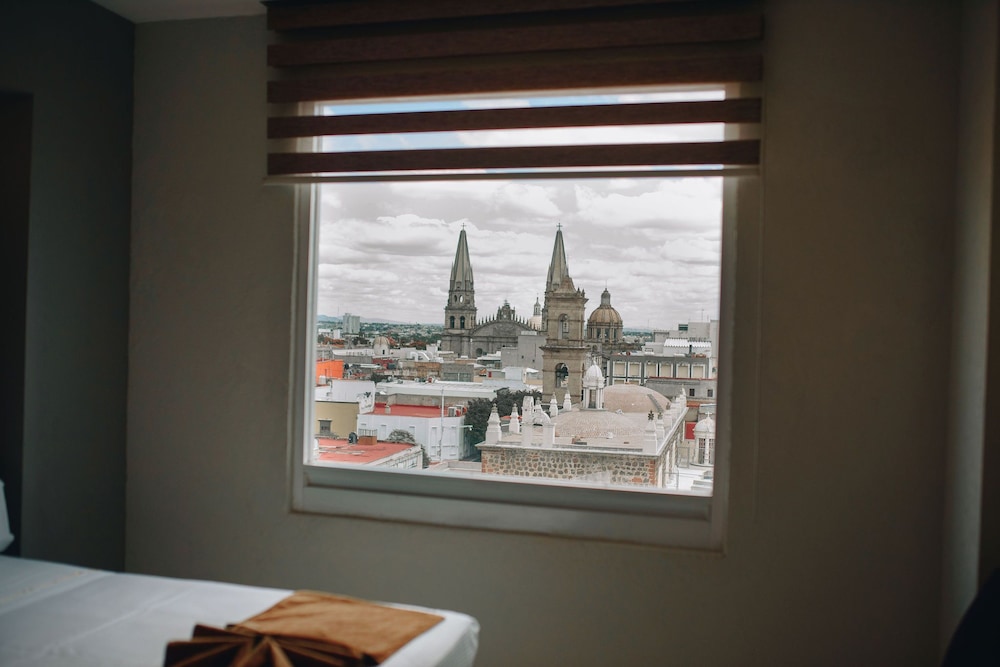Executive Room, 1 King Bed, City View - Photo 16