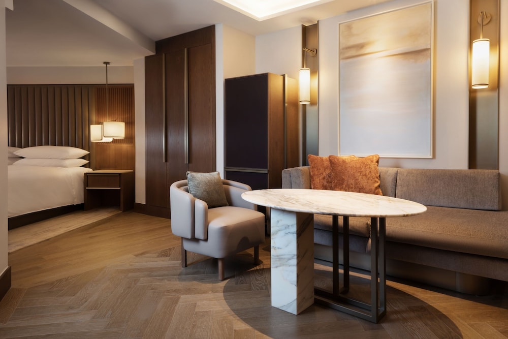 Junior Suite, 1 King Bed, Non Smoking, City View thumbnail 5