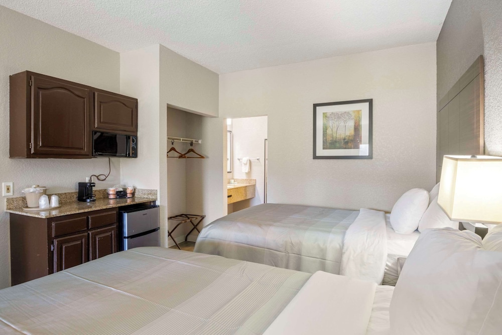 Suite, Multiple Beds, Smoking photo 2