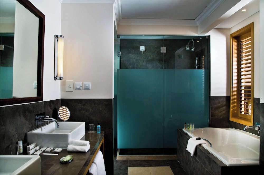 Suite, Golf View - Photo 8