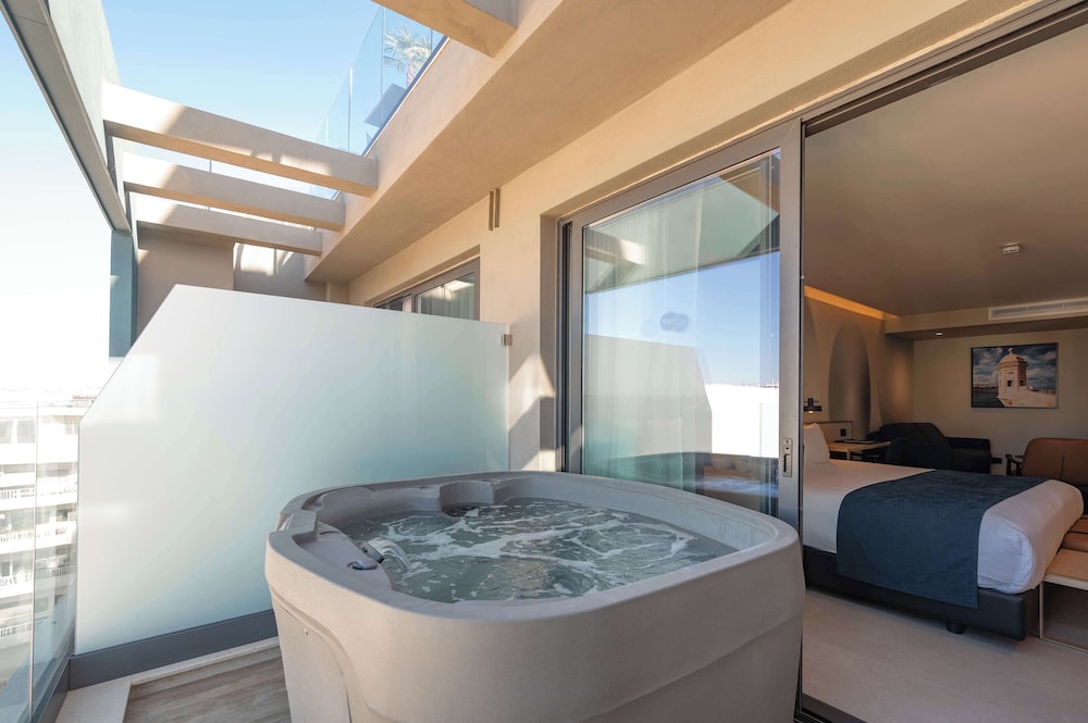Junior Suite, 1 King Bed, Non Smoking, Balcony