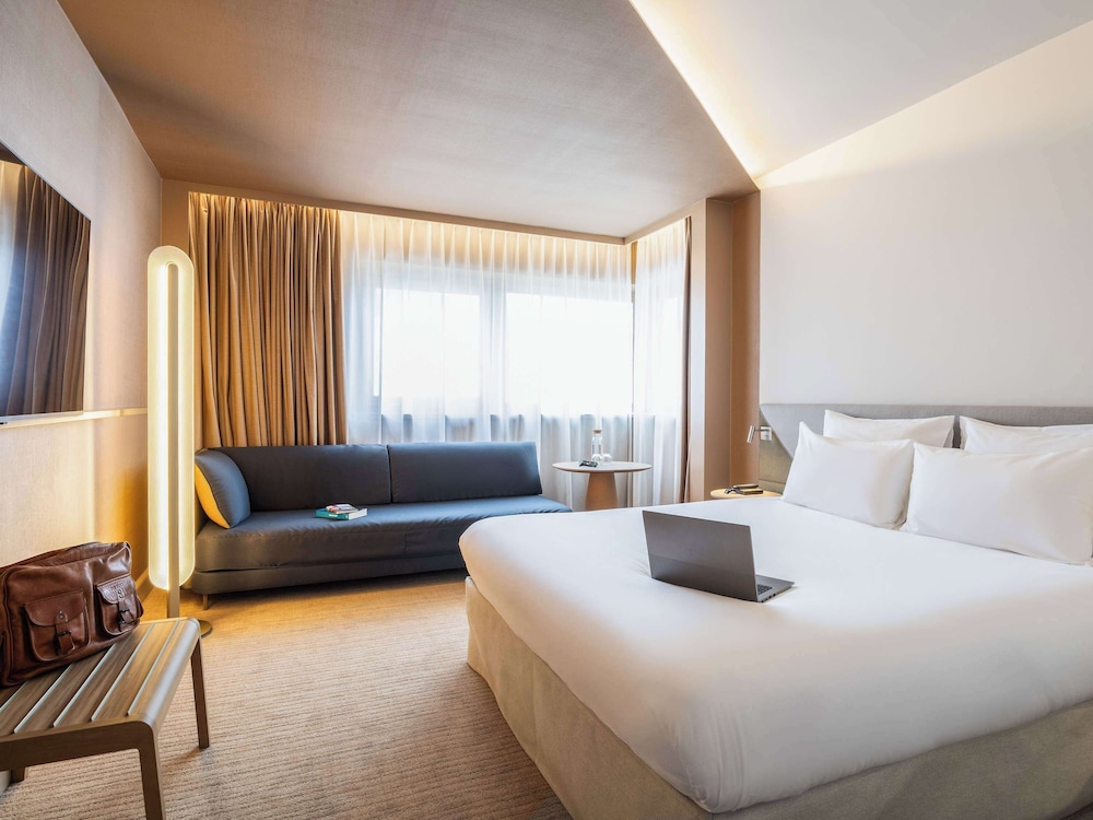 Deluxe Suite 1 Queen Bed, 2 Bunk Beds