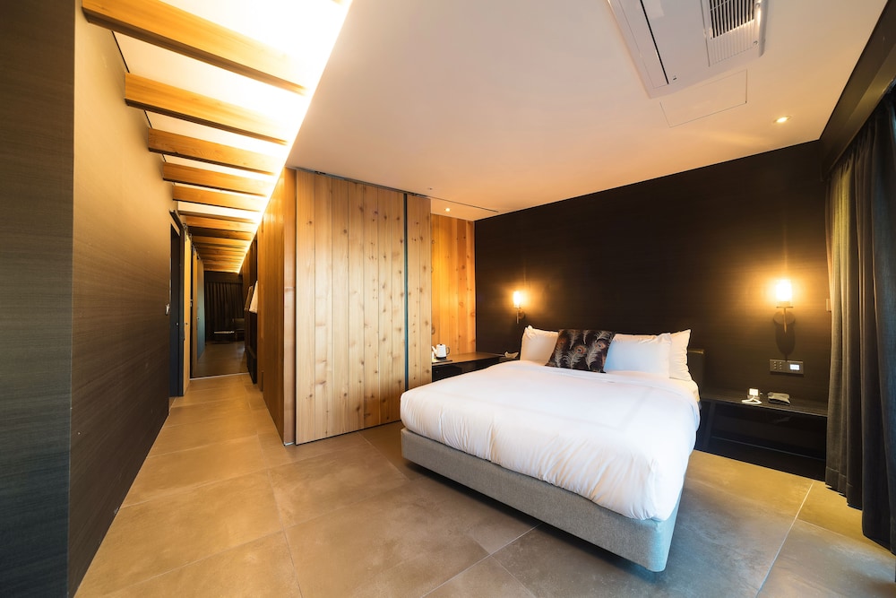 Suite, Jetted Tub (randomly assign indoor bathtub or not)