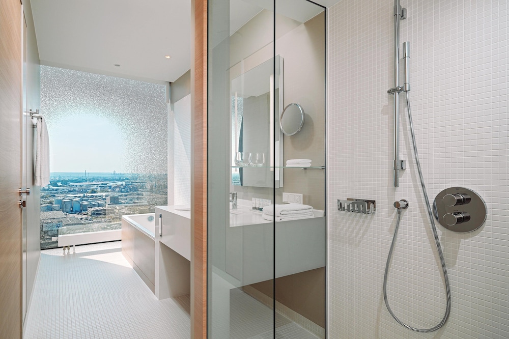 Suite, 1 King Bed, City View thumbnail 6