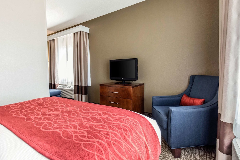 Suite, 1 Queen Bed with Sofa bed, Non Smoking - Photo 3