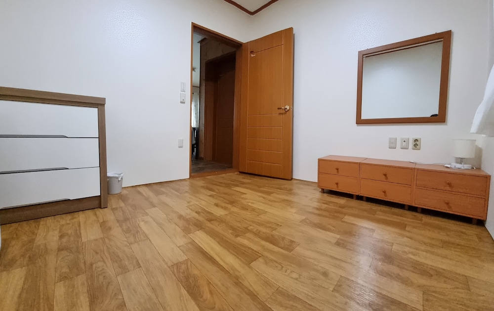 Family Room (27 PY) photo 2