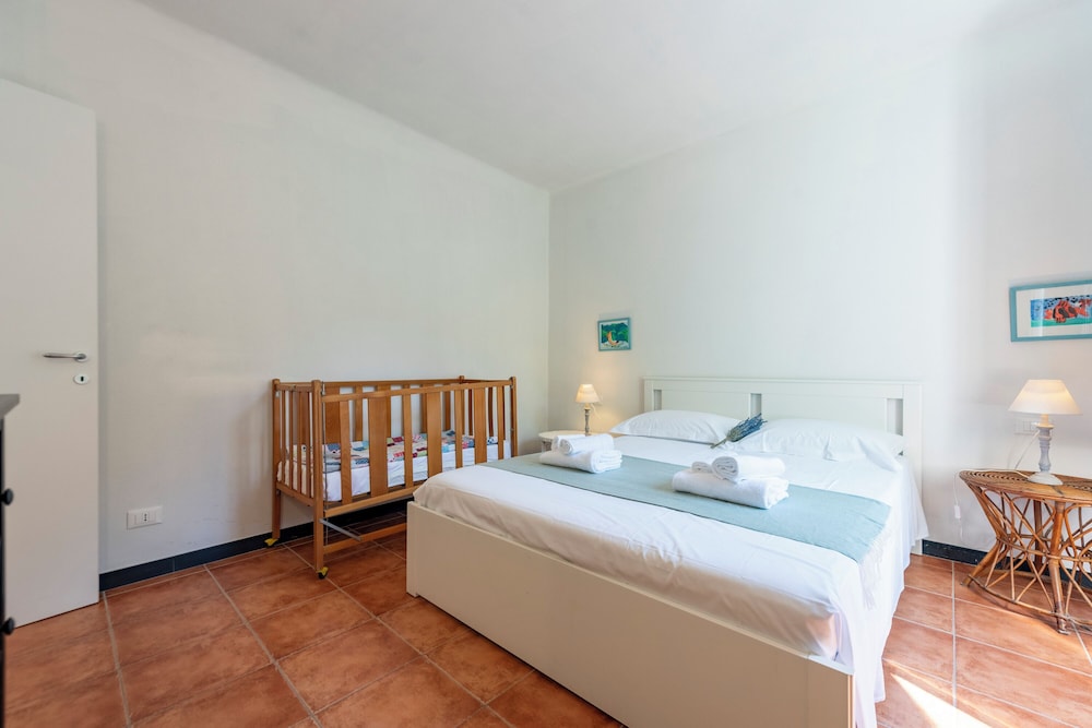 Family Apartment, Multiple Bedrooms (Yard Apartment Vernazza)