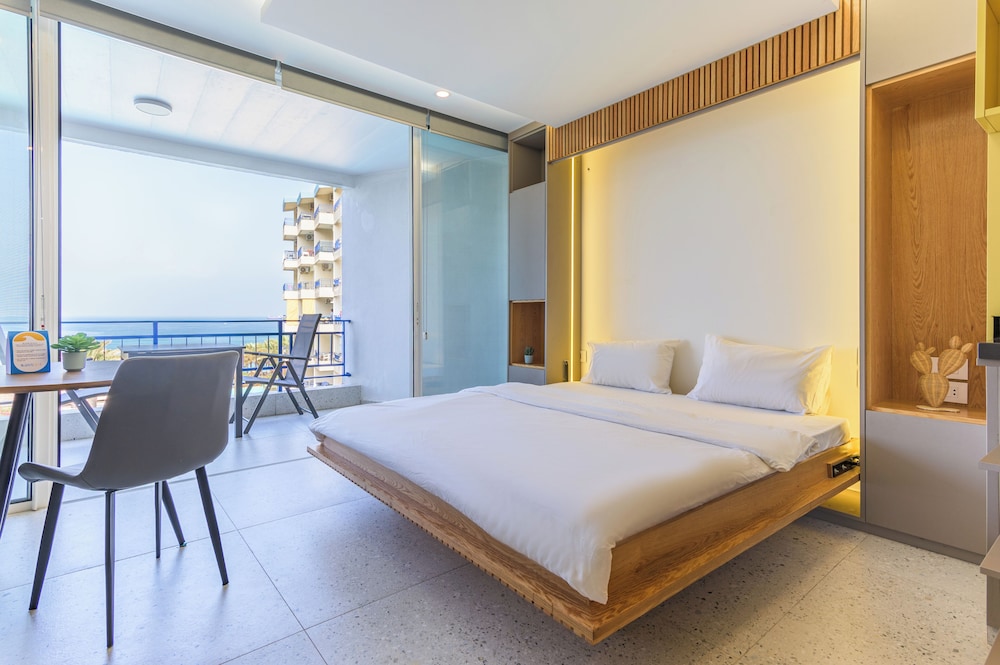 Studio, 1 Double Bed, Balcony, Sea View photo 2