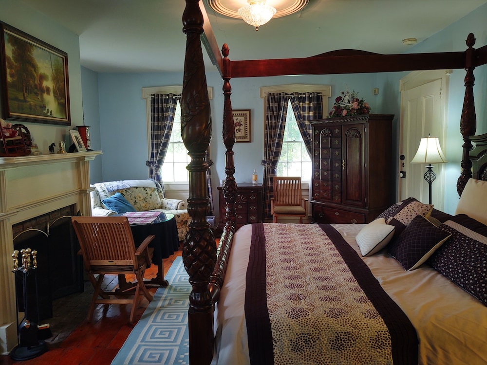 Standard Room, 1 King Bed, Non Smoking (Hearth Room) photo 2