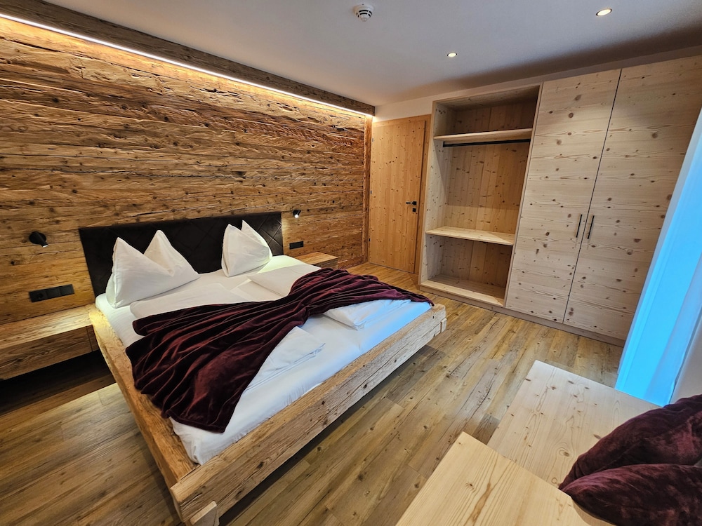 Traditional Suite, 1 Bedroom, Non Smoking, Mountain View