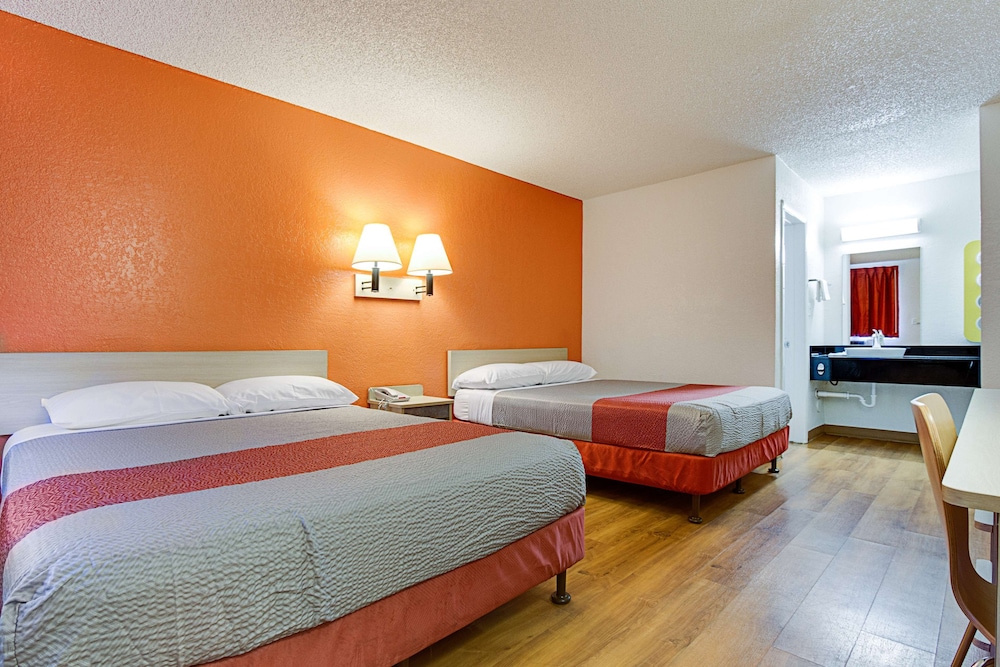 Deluxe Room, 2 Double Beds, Non Smoking, Refrigerator & Microwave photo 3