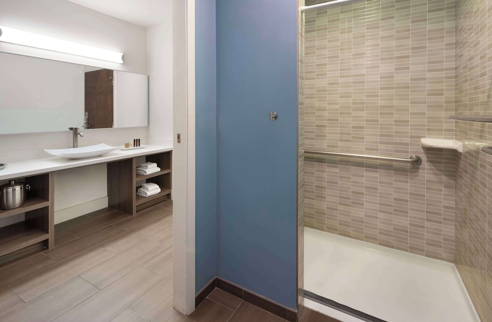 Standard Room, 1 King Bed, Accessible, Refrigerator & Microwave - Photo 2