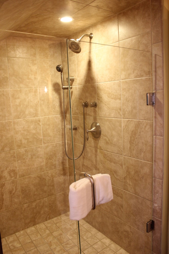 Classic Room, In the Hillside Cottages, 1 Queen Bed and 2 Twin Beds, Non Smoking photo 3