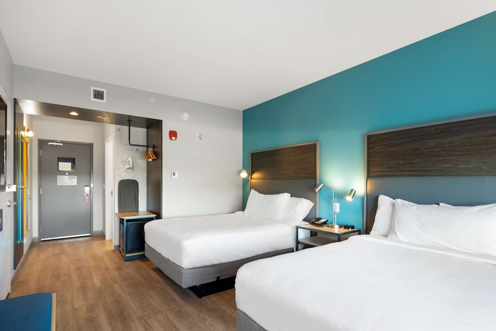Room, 2 Queen Beds - Photo 5