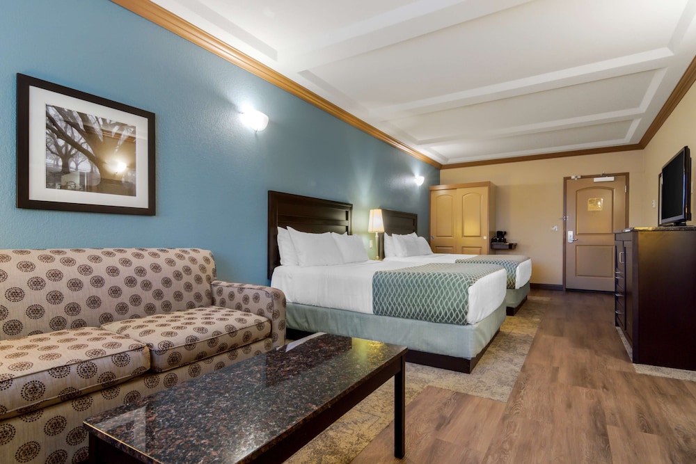Standard Room, 2 Queen Beds, Non Smoking, Refrigerator & Microwave (with Sofabed) photo 2