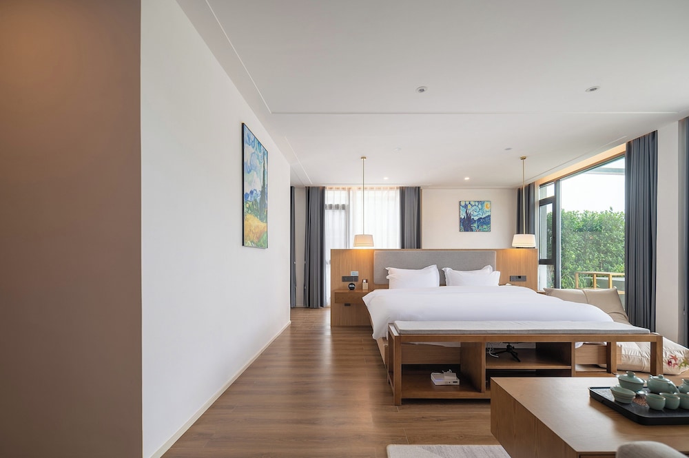 Luxury Suite, Balcony, Hill View