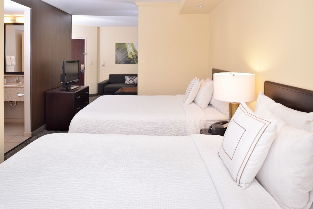Studio, 2 Double Beds (Mobility/Hearing Access, Roll-In Shwr) photo 1