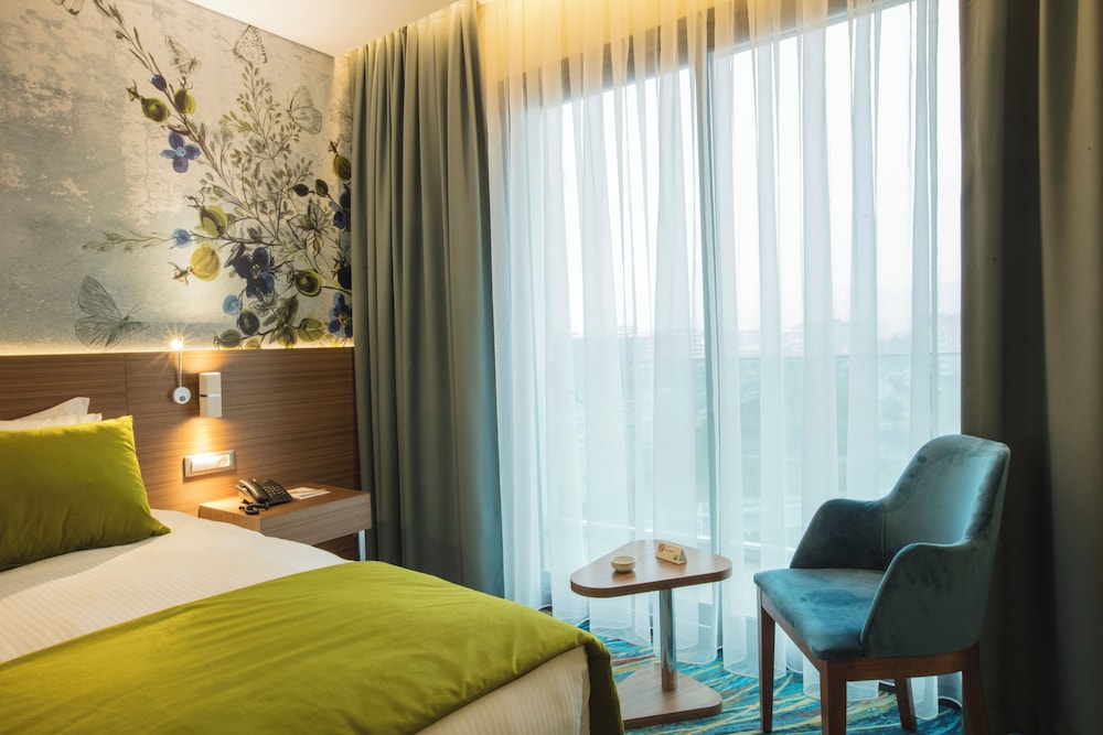 Deluxe Room, Multiple Beds thumbnail 6