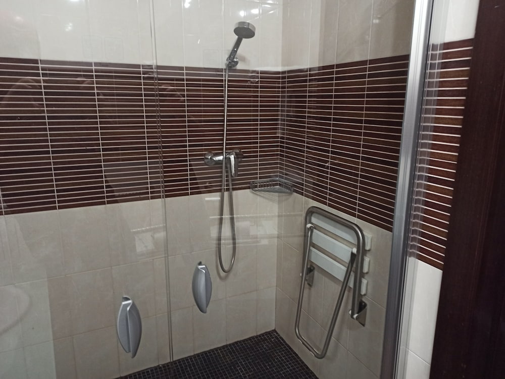 Habitacion doble con 2 camas adaptada para minusvalidos photo 2
