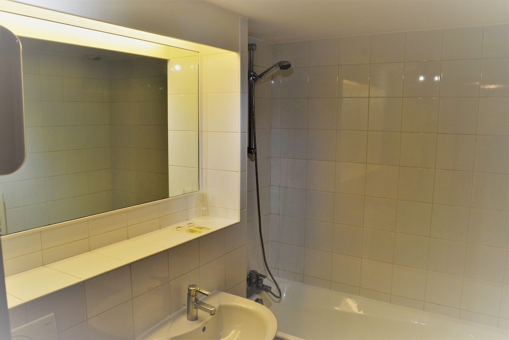 Standard Room, 2 Twin Beds - Photo 12