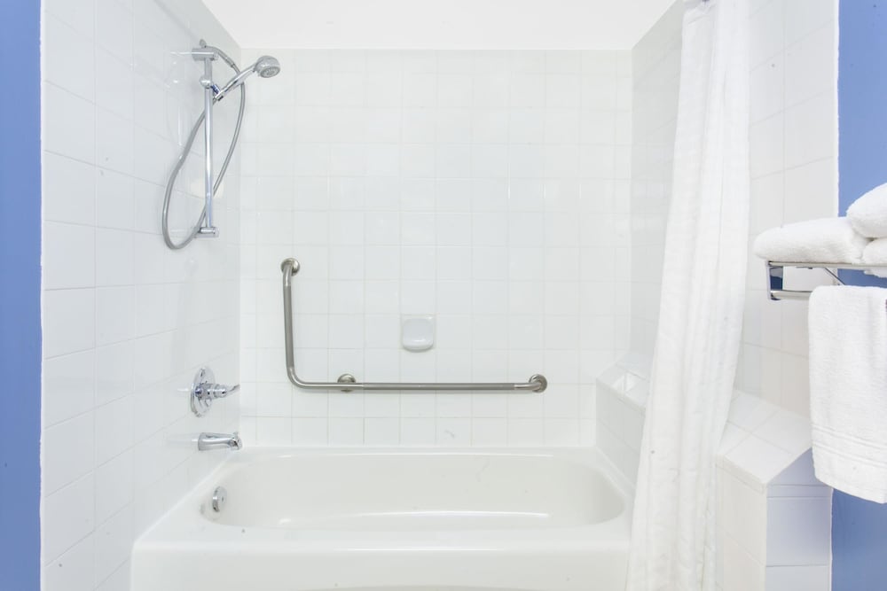 Room, 1 King Bed, Accessible, Non Smoking (Mobility Accessible) - Photo 7