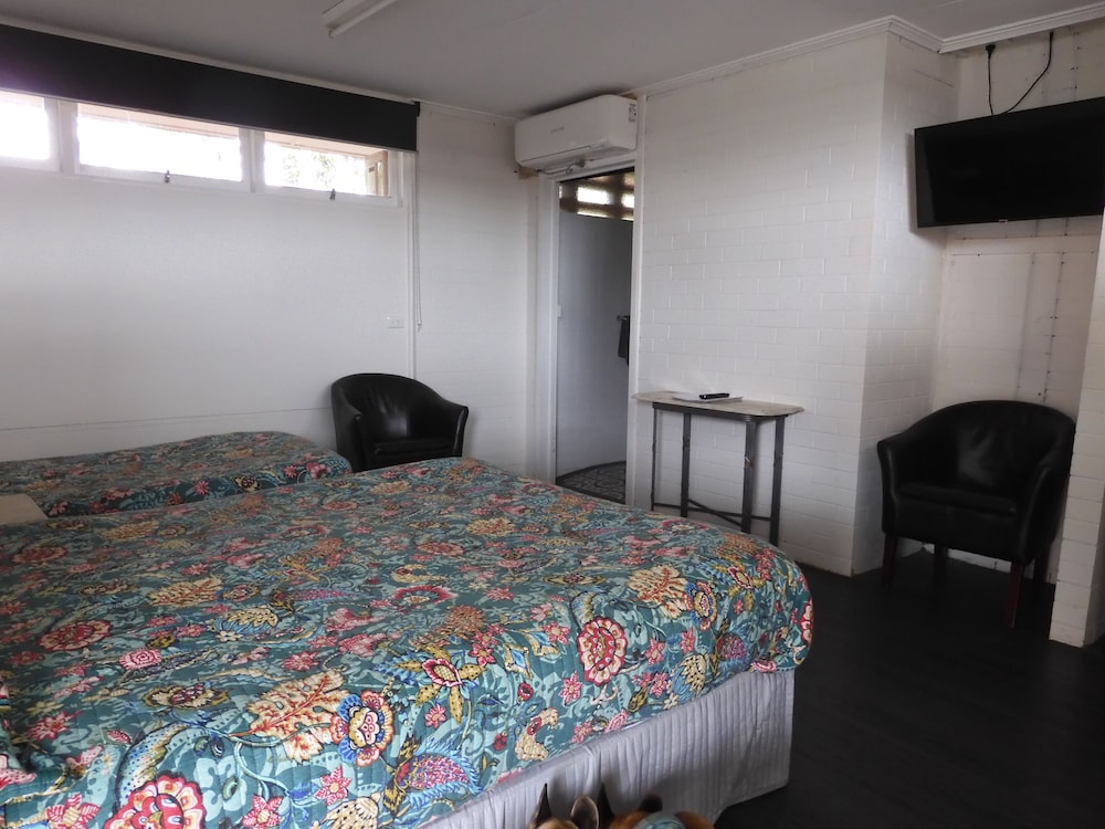 Accessible Queen + Single Room photo 2