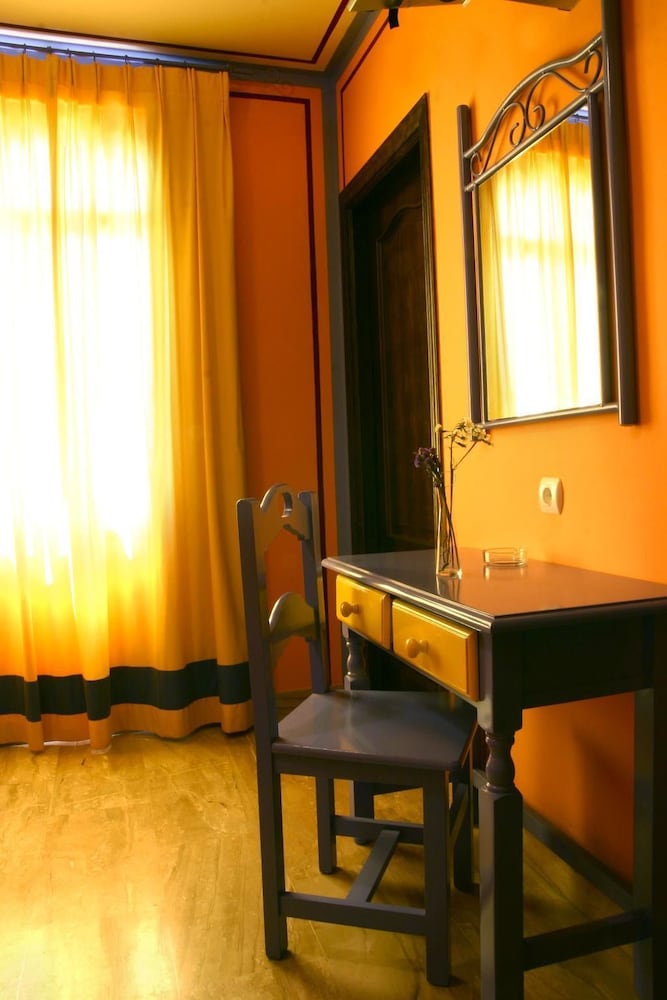 Twin Room - Photo 8