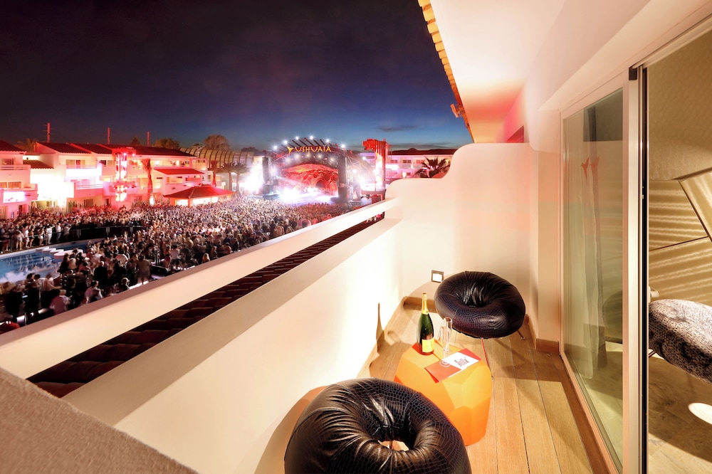 Club Suite - Stage View - Entrance to Ushuaia Club Included