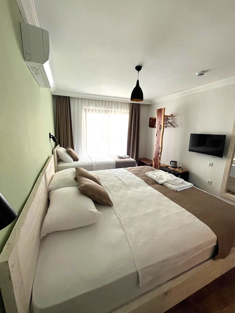 Deluxe Triple Room photo 3