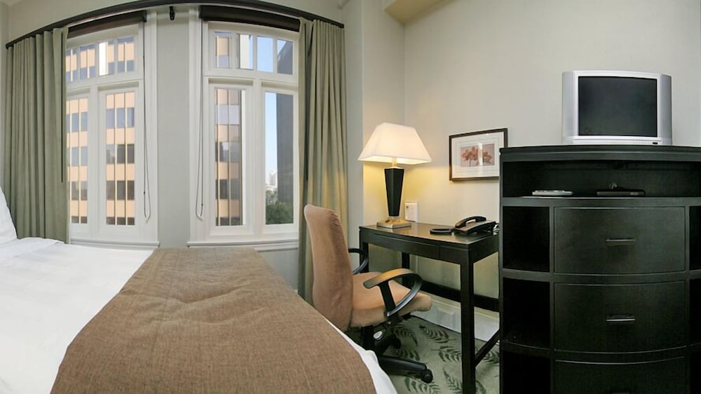One Queen Bed CitySide View photo 2