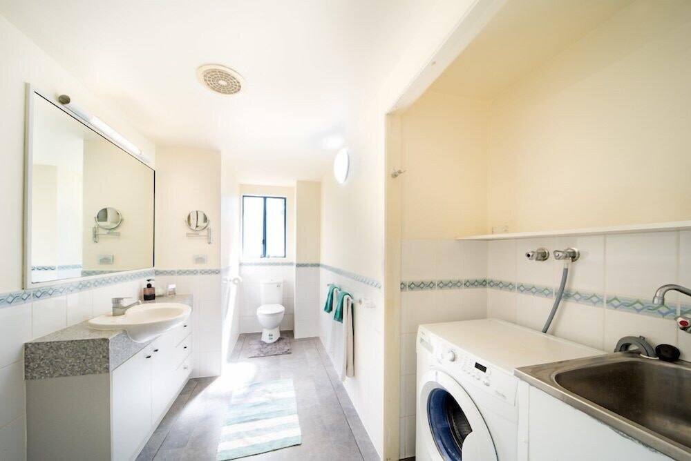 3 Bedroom 2 Bathroom Top Floor Apartment photo 2