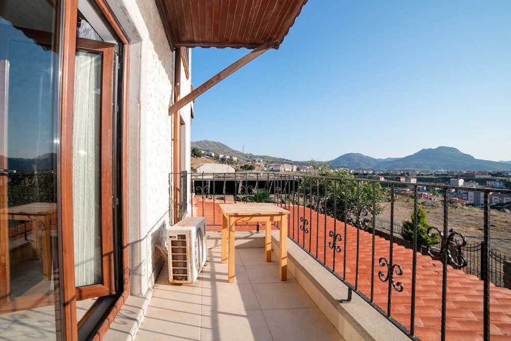 Twin Room, Balcony, Garden View photo 3
