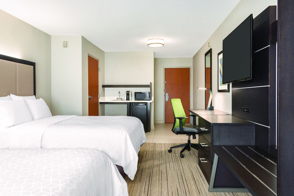 Suite, Multiple Beds (Additional Living Area) - Photo 4
