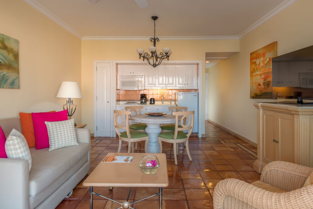 Luxury Suite - Photo 5
