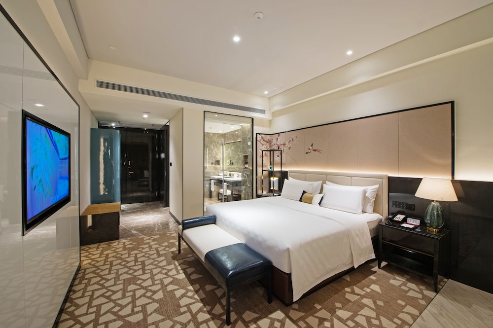 Elegant  Room, 1 King Bed photo 3