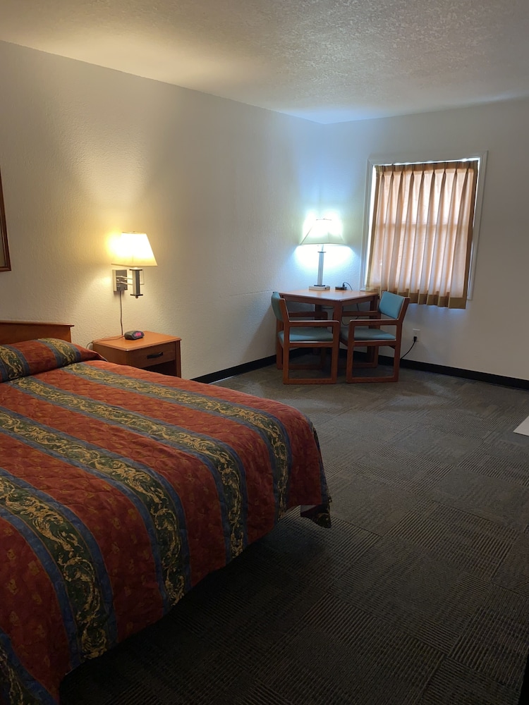 Standard Room, 1 Queen Bed photo 2