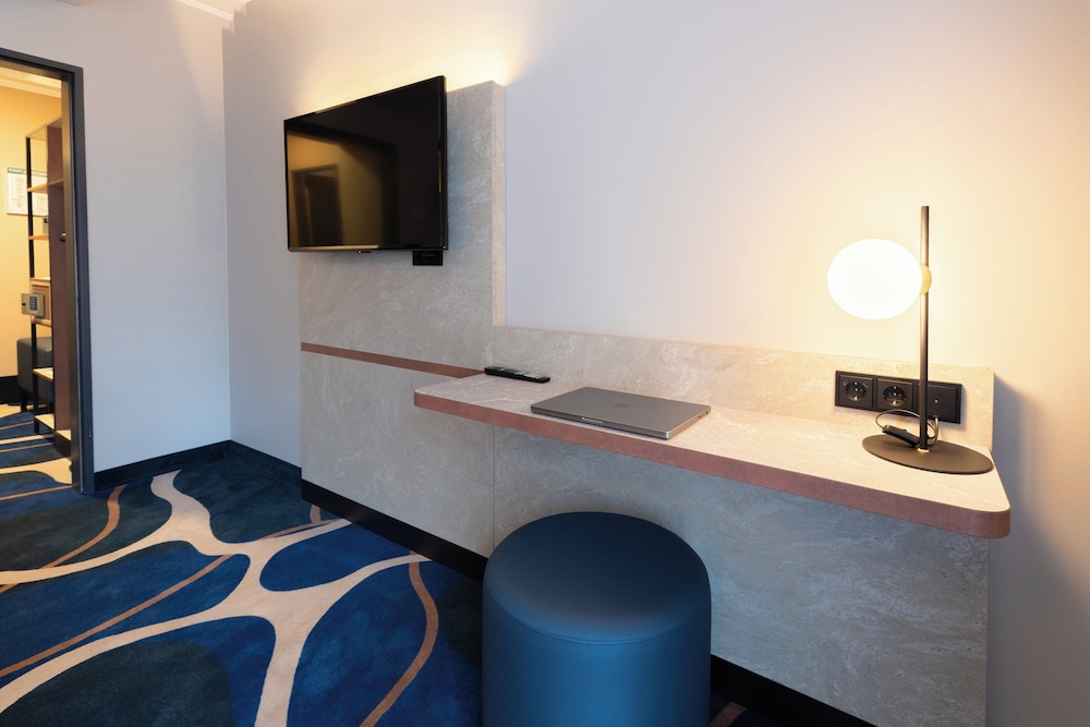 Standard Room, 1 Queen Bed, Park View - Photo 5