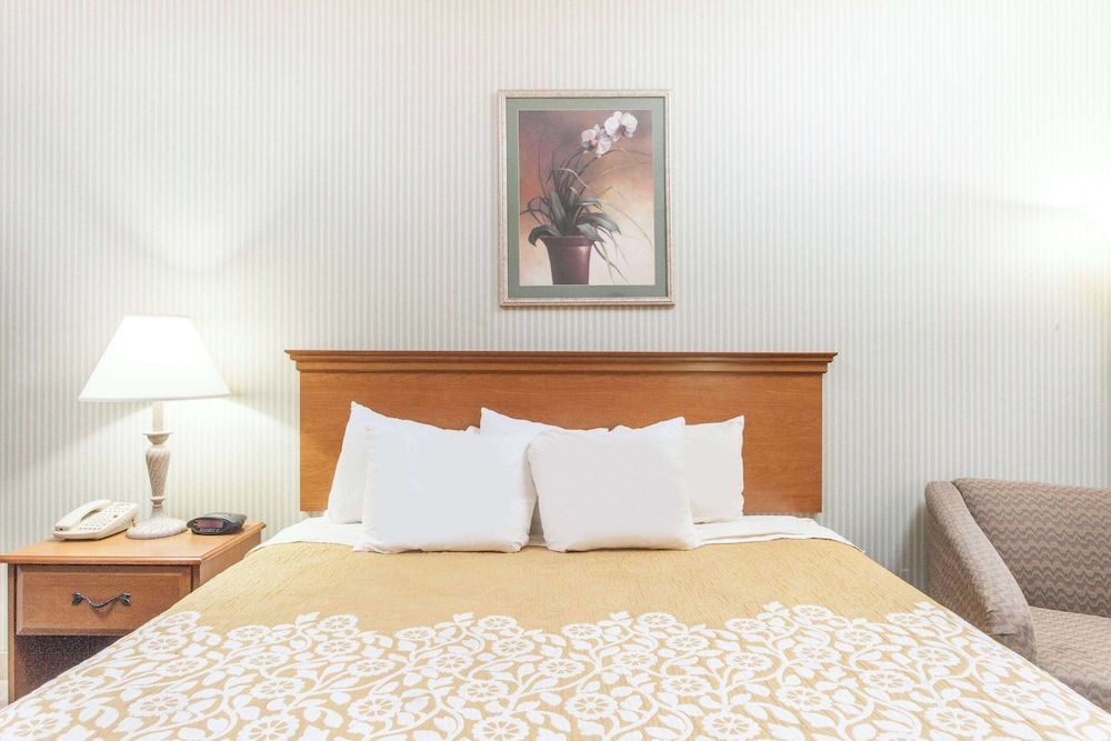 Deluxe Room, 1 King Bed, Non Smoking - Photo 4