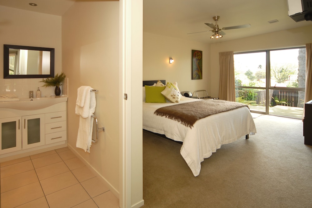 Standard Room, 1 Queen Bed, Balcony