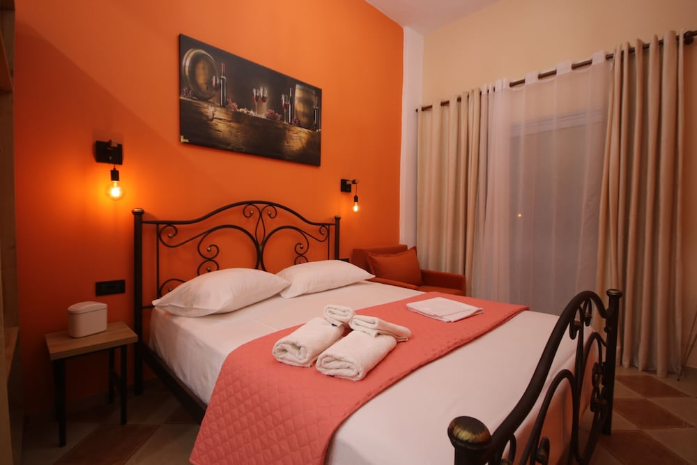 Deluxe Studio Suite, 1 Queen Bed with Sofa bed, Garden View photo 3